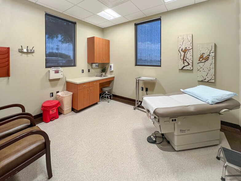 More Photos Of 598 Cactus St, Giddings Medical For Lease