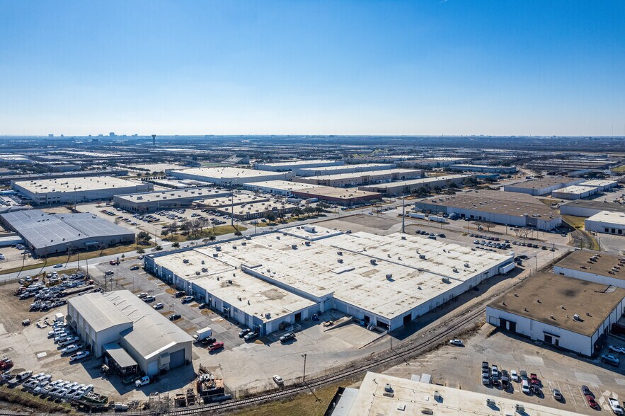 More Photos Of 1000 W Crosby Rd, Carrollton Warehouse For Lease