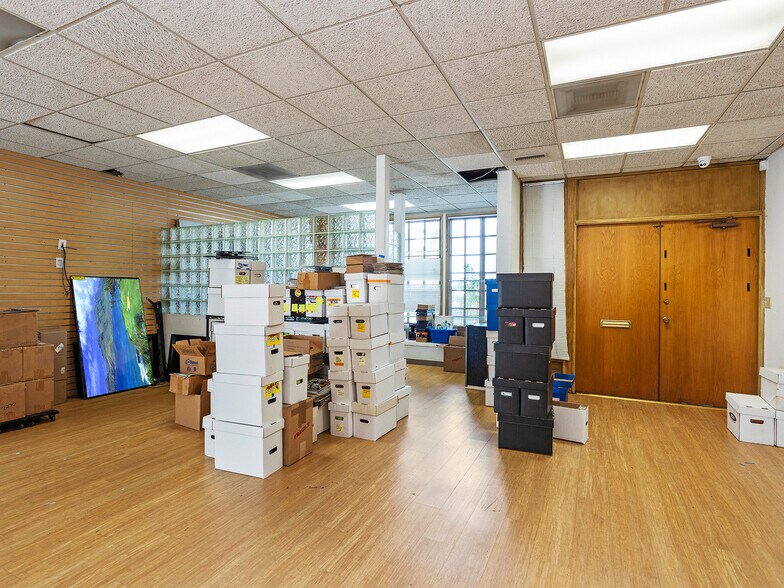 More Photos Of 4708-4710 W Magnolia Blvd., Burbank General Retail For Sale
