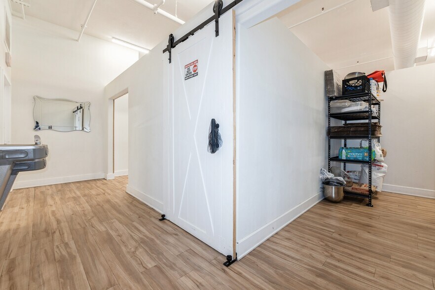 More Photos Of 5500 Merle Hay Rd, Johnston Storefront For Sale