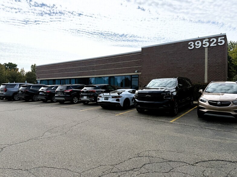 More Photos Of 39525 14 Mile Rd, Novi Medical For Lease