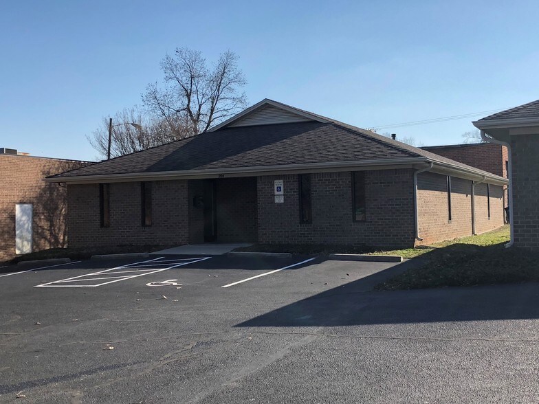 More Photos Of 204 Kelly Pl, High Point Office For Lease