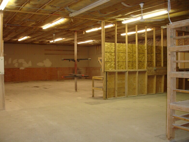 More Photos Of 553-555 Braund St, Onalaska Showroom For Lease