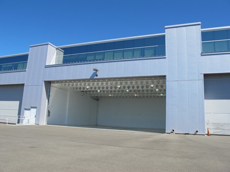More Photos Of 2100 Palomar Airport Rd, Carlsbad Airplane Hangar For Sale