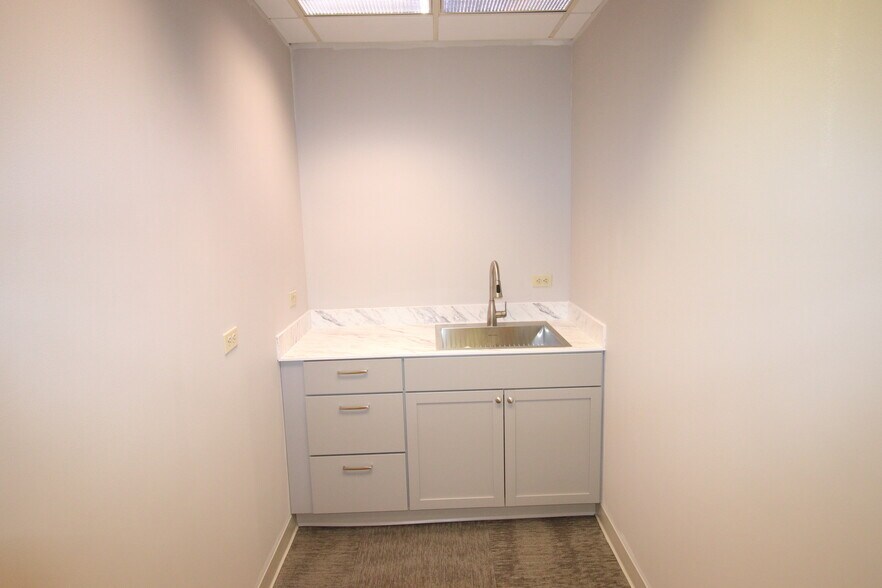 More Photos Of 21495 Ridgetop Cir, Sterling Medical For Sale