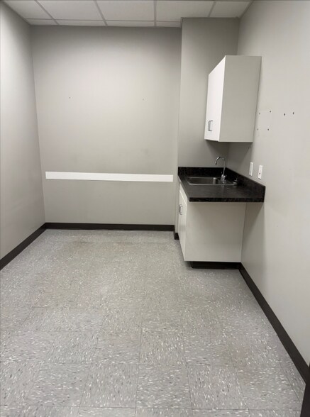 More Photos Of 2019 N Locust Ave, Lawrenceburg Office For Lease