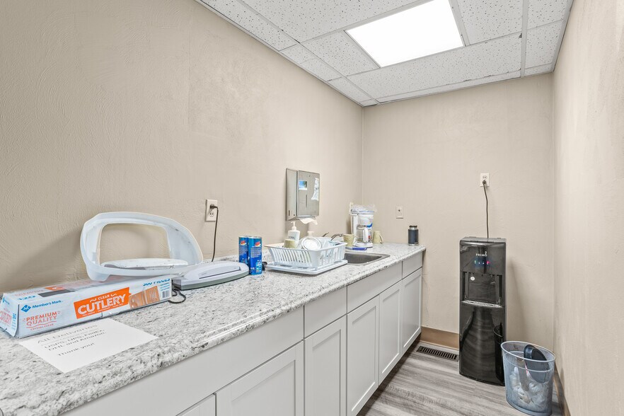 More Photos Of 105 Sycamore St, Medway Medical For Sale