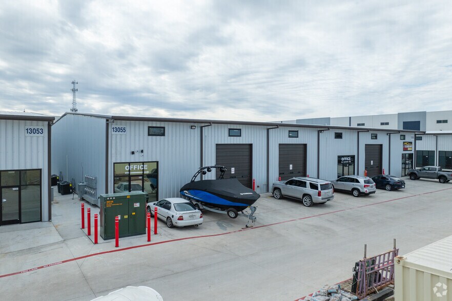 More Photos Of 13055 Harmon Rd, Fort Worth Warehouse For Lease