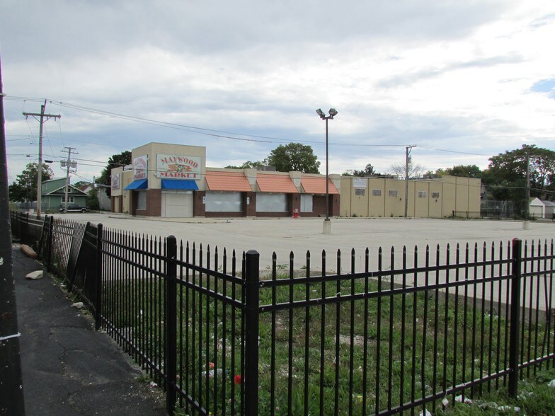 Primary Photo Of 615 S 5th Ave, Maywood Supermarket For Sale