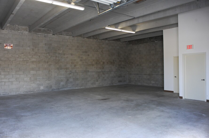 More Photos Of 9802 NW 80th Ave, Hialeah Warehouse For Lease