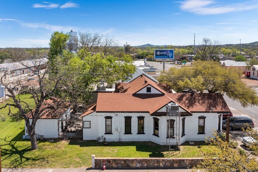 More Photos Of 702 Front St, Comfort Freestanding For Sale