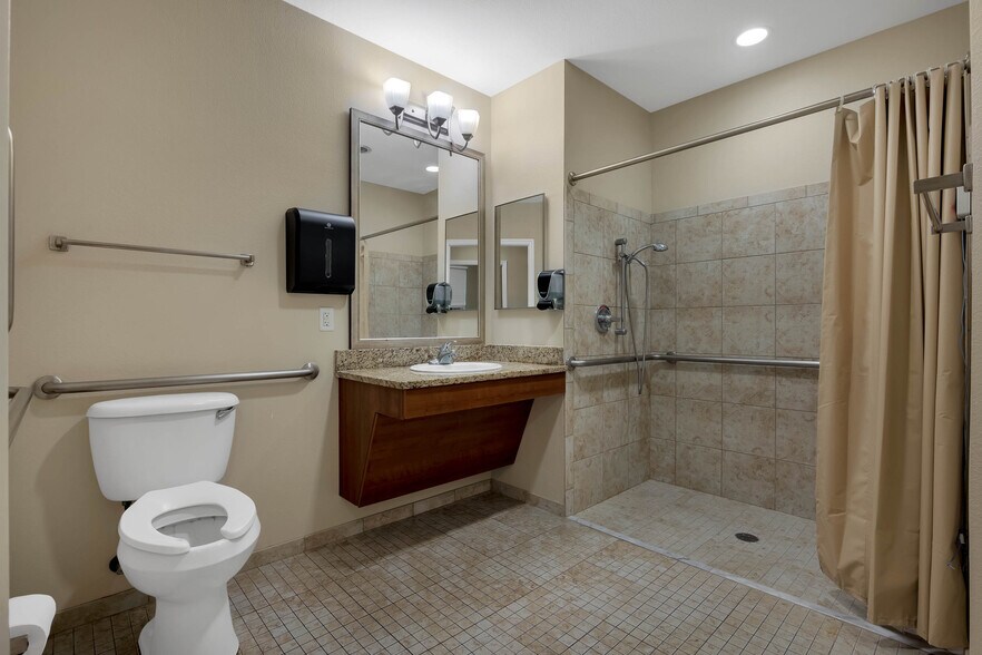 More Photos Of 654 N Econlockhatchee Trl, Orlando Assisted Living For Sale