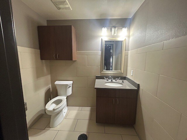 More Photos Of 201 W Palm Valley Blvd, Round Rock General Retail For Lease