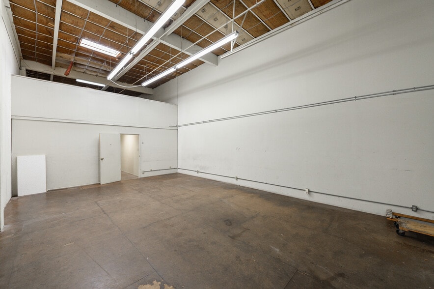More Photos Of 711 W 17th St, Costa Mesa Light Manufacturing For Sale