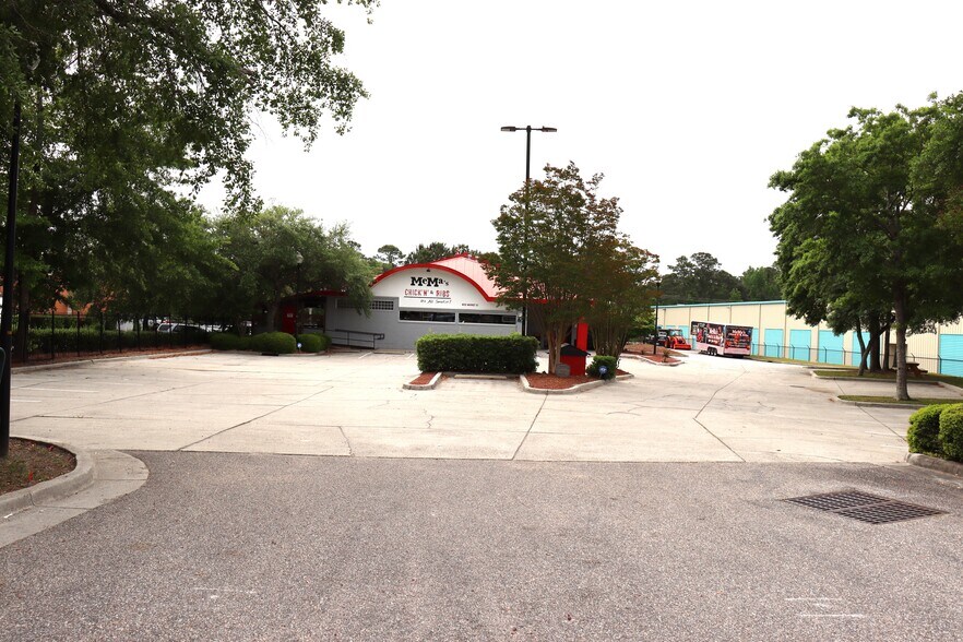 More Photos Of 8232 Market St, Wilmington Freestanding For Sale