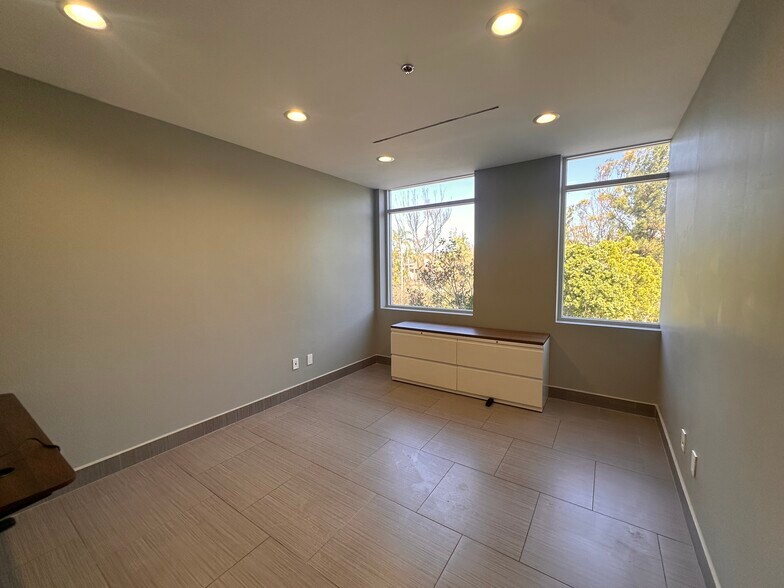 More Photos Of 2560-2566 Catamaran Way, Chula Vista Office For Lease