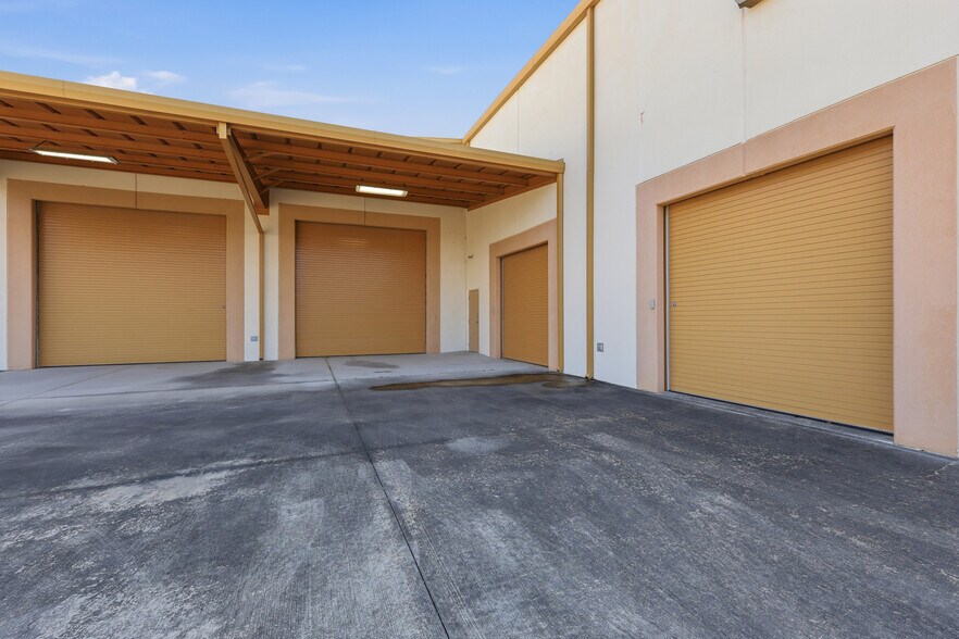 More Photos Of 6305 Beverlyhill St, Houston Warehouse For Sale