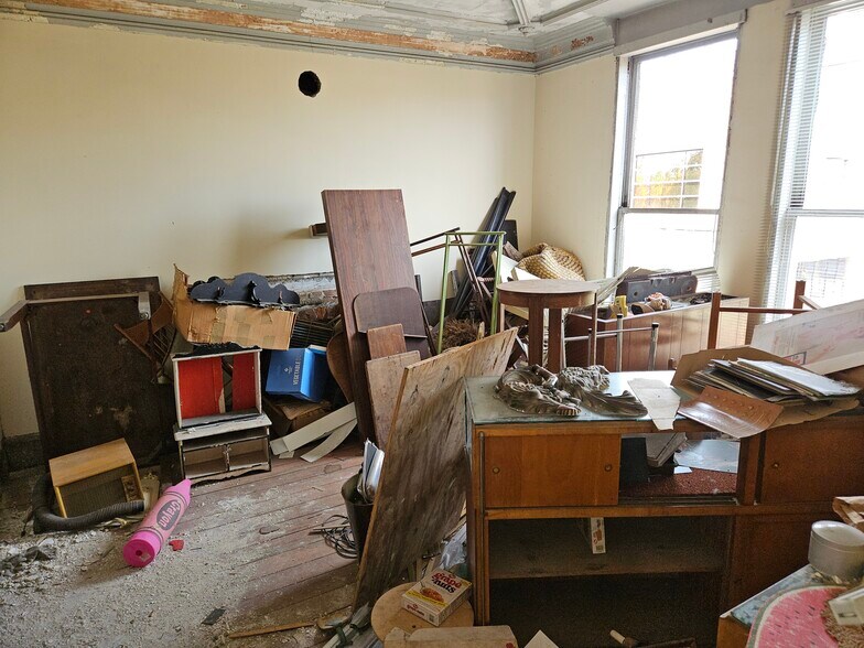 More Photos Of 34 Michigan Ave E, Battle Creek Storefront Retail Residential For Sale