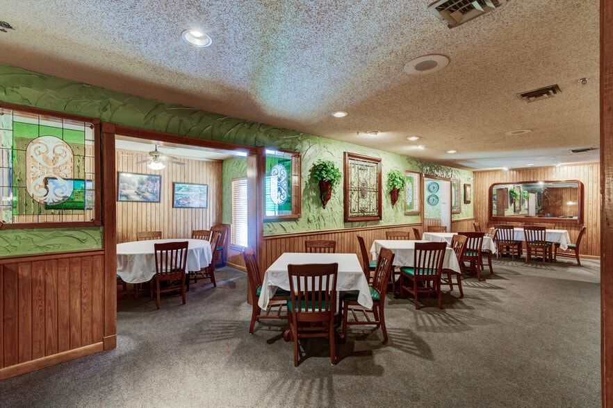 More Photos Of 1702 Park Hill Dr, Gainesville Restaurant For Sale