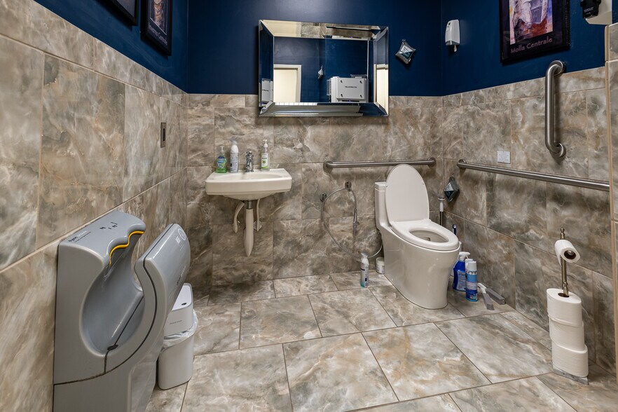 More Photos Of 302 S Lewis Ave, Tulsa Medical For Lease