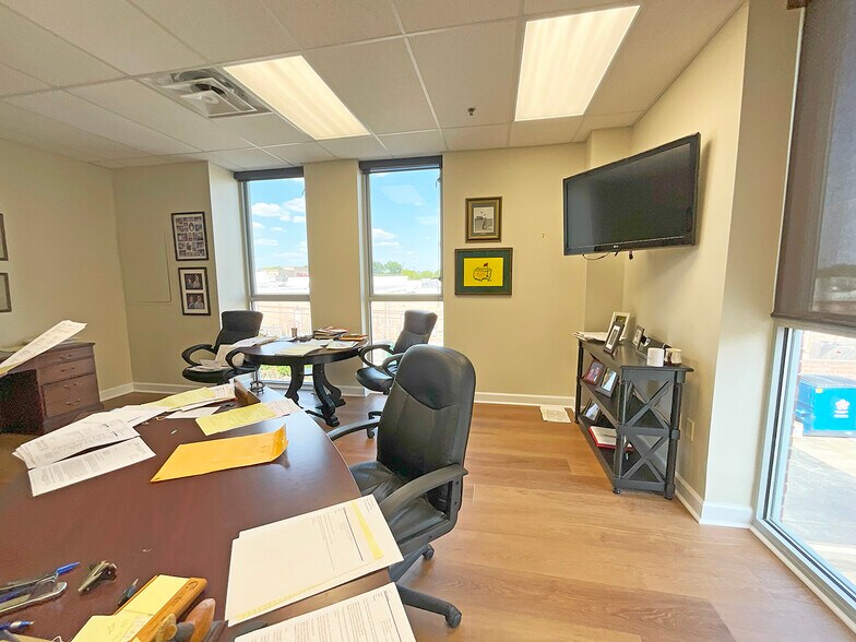 More Photos Of 185 Pasadena Dr, Lexington Storefront Retail Office For Lease