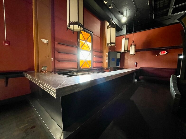 More Photos Of 209-211 E Chicago St, Elgin Bar For Sale