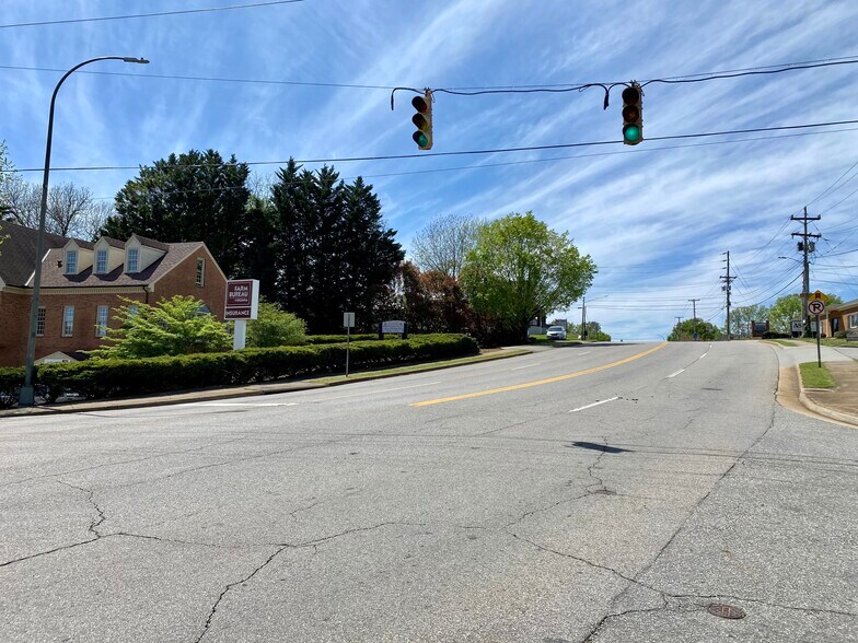 More Photos Of 156 E Market St, Martinsville Office Residential For Lease
