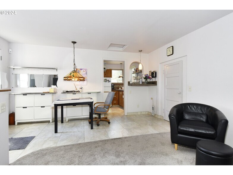 More Photos Of 4608 NE 102nd Ave, Portland Veterinarian Kennel For Sale