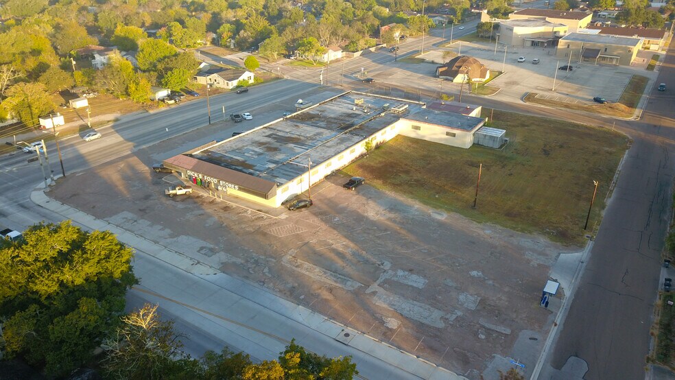 More Photos Of 1302 E Crestwood Dr, Victoria Storefront For Sale