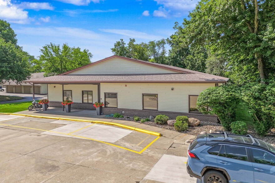 More Photos Of 4920 Pleasant St, West Des Moines Office For Lease
