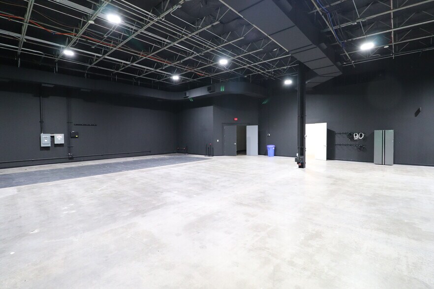 More Photos Of 2000 Westridge Dr, Irving Unknown For Lease