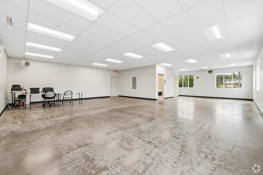 More Photos Of 2577 Forest Ave, Staten Island Truck Terminal For Lease