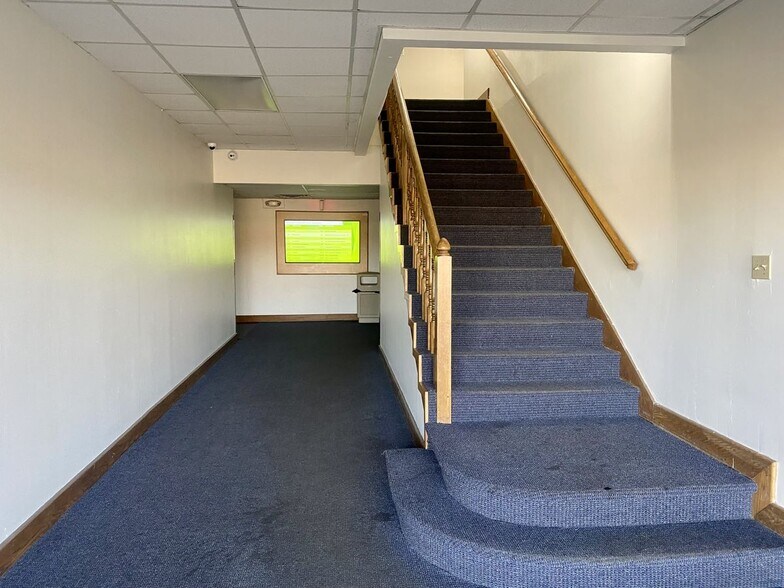 More Photos Of 913 W Holmes Rd, Lansing Medical For Sale