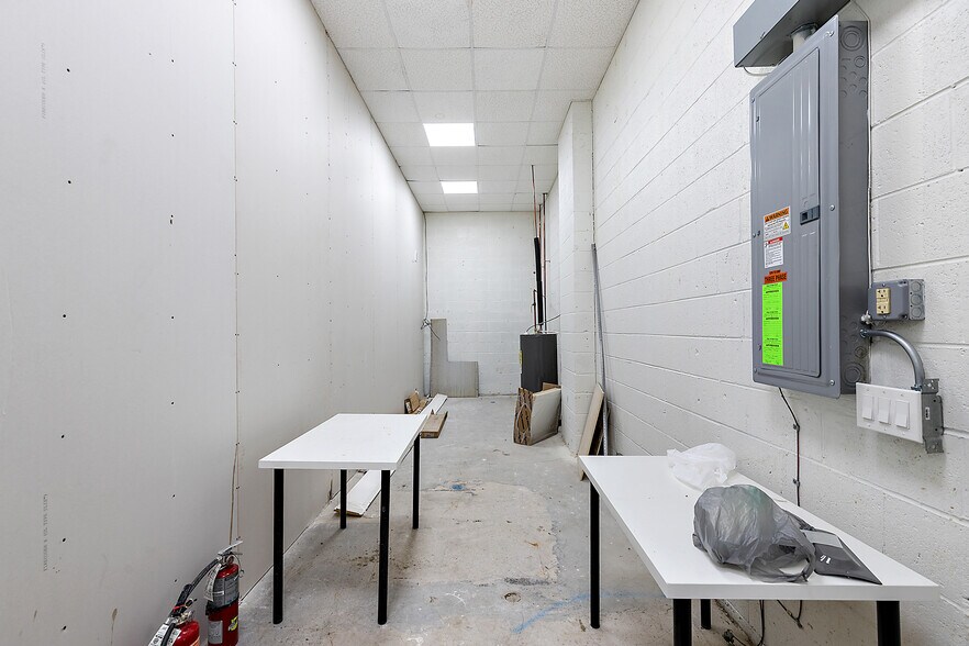 More Photos Of 10840-10850 W 9 Mile Rd, Oak Park Freestanding For Lease