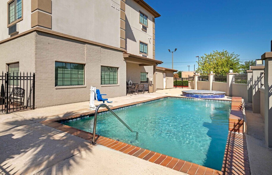 More Photos Of 7212 Eastpoint Blvd, Baytown Hotel For Sale