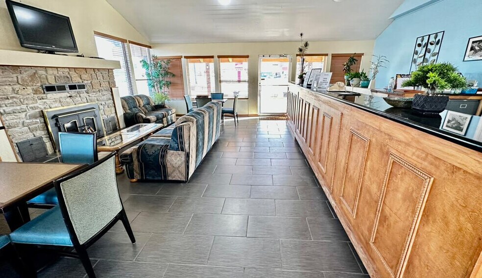 More Photos Of 14 N State St, Iola Hotel For Sale