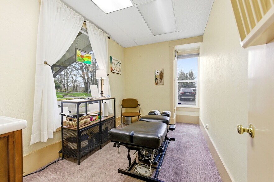 More Photos Of 830 Saginaw St S, Salem Medical For Sale