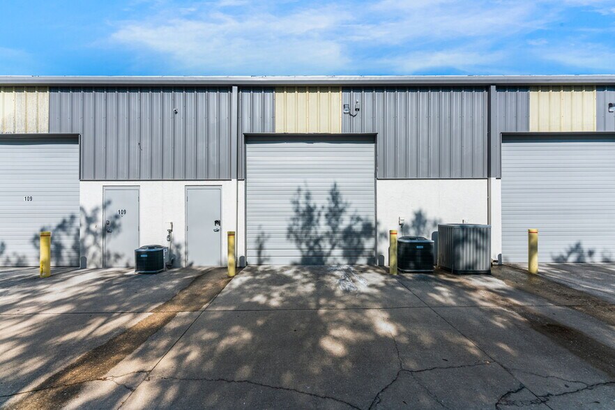 More Photos Of 2427 Porter Lake Dr, Sarasota Flex For Sale