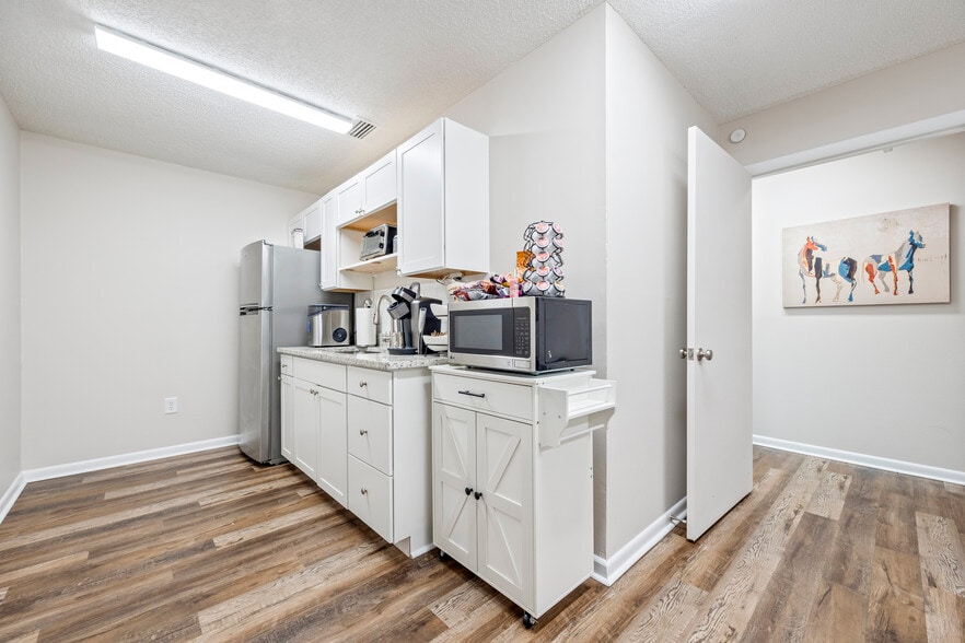 More Photos Of 439 SW Main Blvd, Lake City Office For Lease