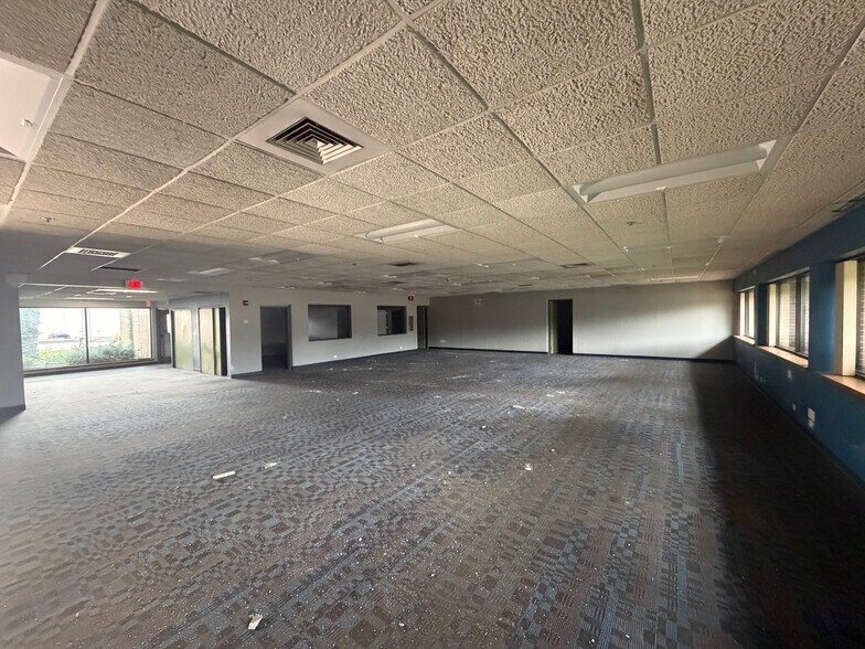 More Photos Of 1475 S Wheeling Rd, Wheeling Manufacturing For Lease