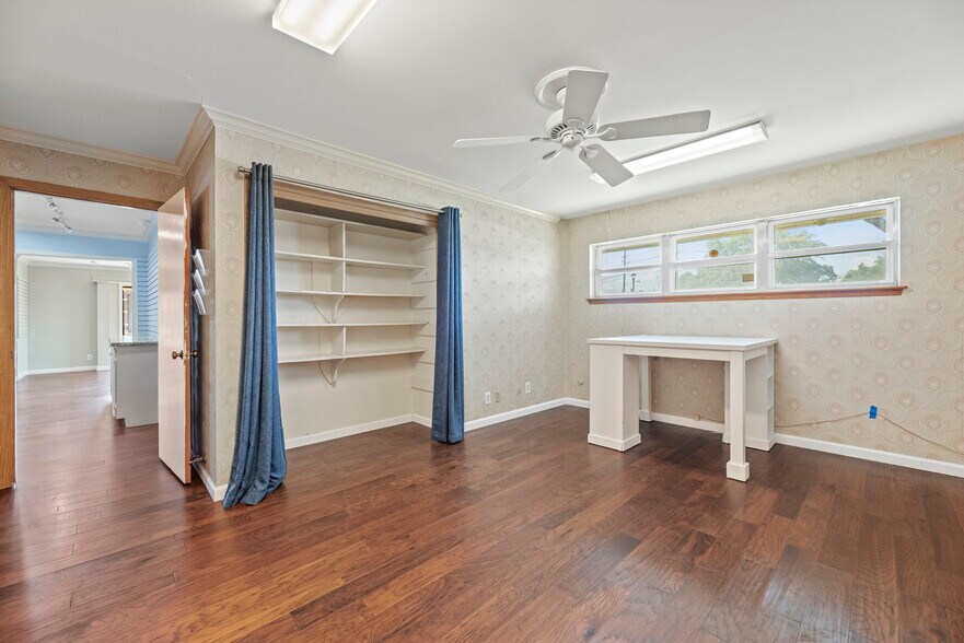 More Photos Of 1001 Avenue B, Katy Storefront Retail Office For Lease