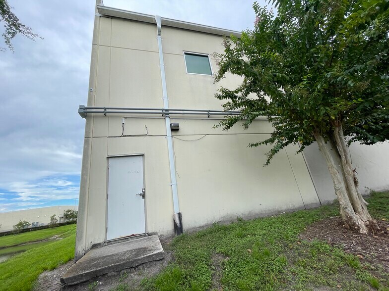 More Photos Of 1700 35th St, Orlando Warehouse For Lease