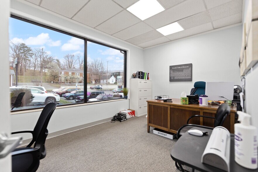 More Photos Of 725 S Main St, London Medical For Sale