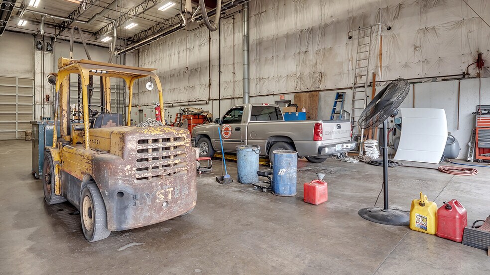 More Photos Of 7025 N Leadbetter Rd, Portland Service For Lease