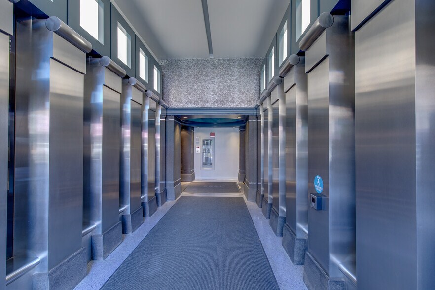 More Photos Of 2551 N Clark St, Chicago Office For Lease