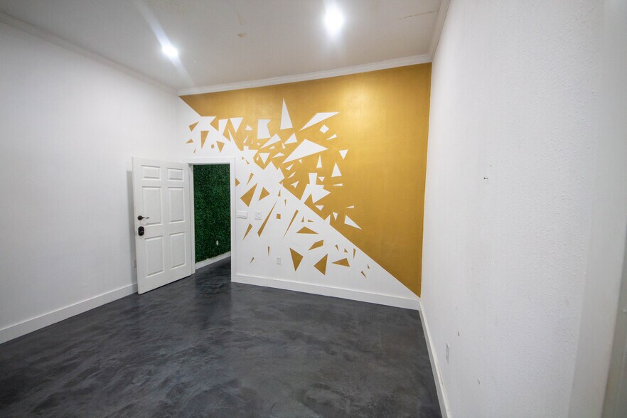 More Photos Of 4202 Canal St, Houston Freestanding For Lease