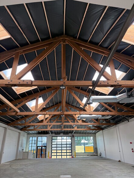 More Photos Of 633 SE Clay St, Portland Showroom For Lease