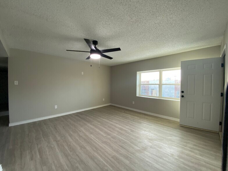 More Photos Of 1173 N Main St, Vidor Office For Lease