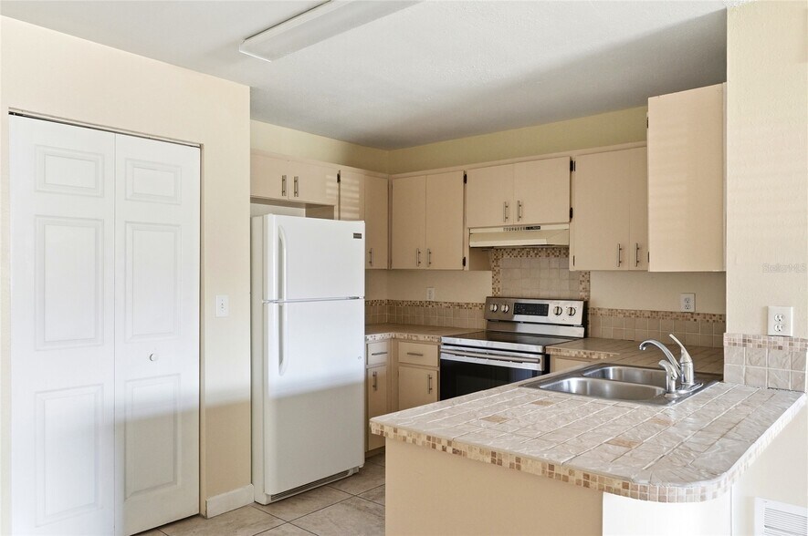 More Photos Of 2300 W Cannon Ter NW, Winter Haven Apartments For Sale