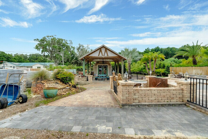 More Photos Of 8440 County Road 48, Yalaha Freestanding For Sale